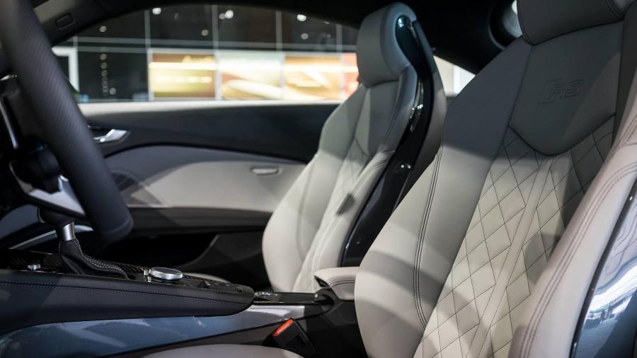 Интерьер Audi TT RS Coupe 2016 года  (фото 5 из 15)